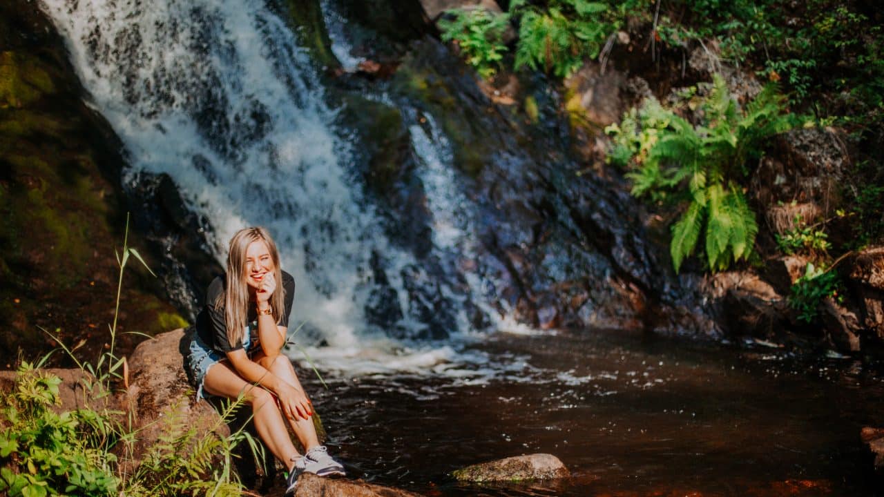 nainen juveninkoskella himos-jämsässä