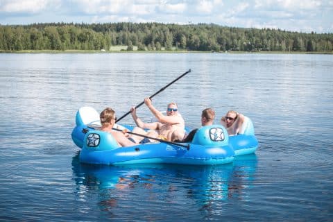 porukka kellumassa järvellä himos jämsässä