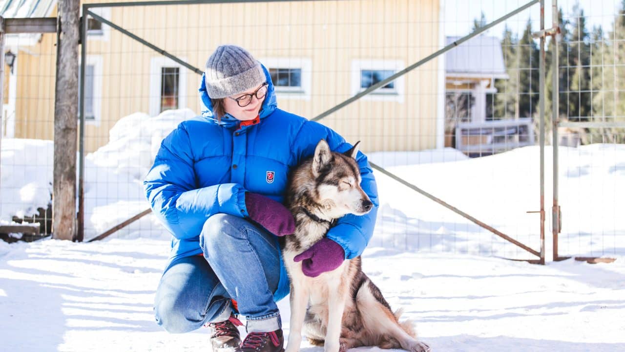 nainen ja husky talvella