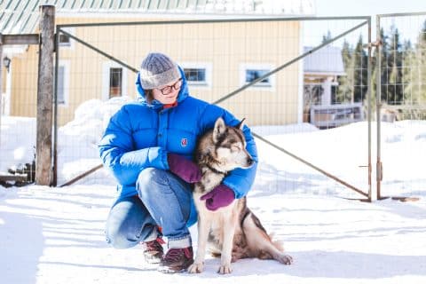 nainen ja husky talvella