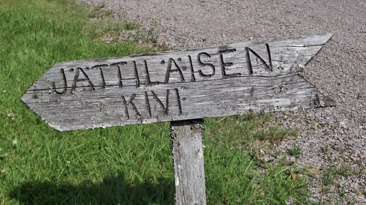 Opaste Kuoreven kirkon pihassa