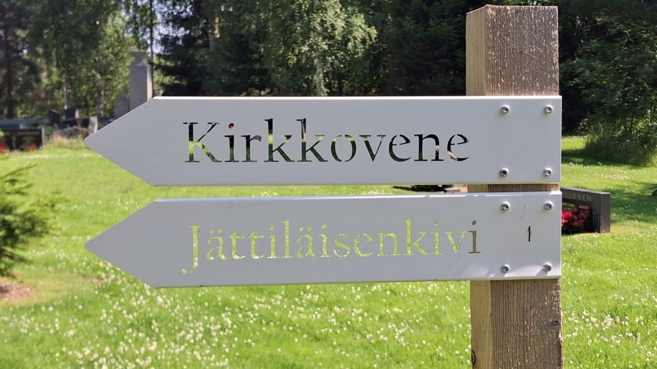 Kyltti Kuoreveden kirkon pihassa